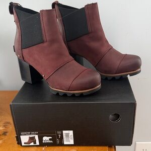 NEW Sorel Addison Chelsea Heeled waterproof Boots, size 7, maroon color. Comfy!